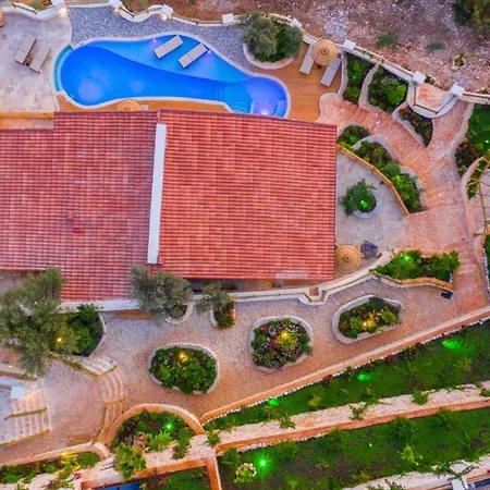 Sleeps 6 With Pool And Air Con *