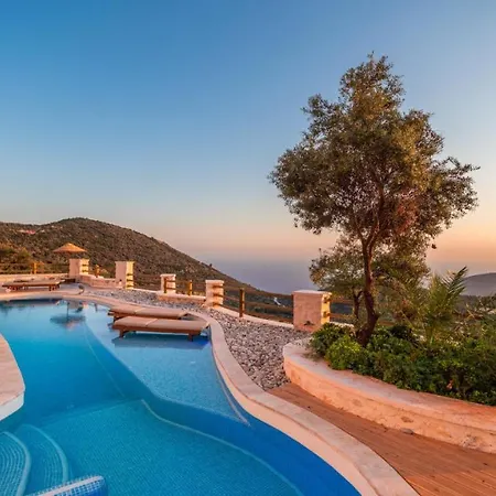 Sleeps 6 With Pool And Air Con