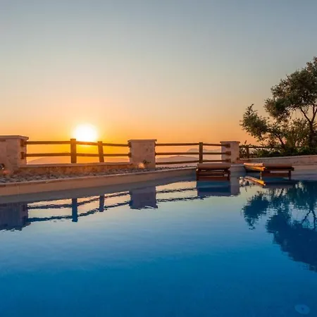 Sleeps 6 With Pool And Air Con *