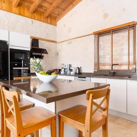 Sleeps 6 With Pool And Air Con * كالكان