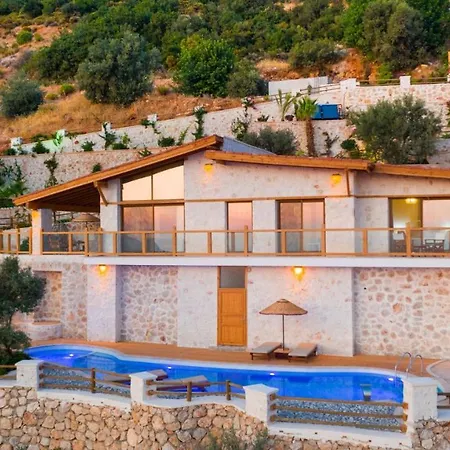 Sleeps 6 With Pool And Air Con